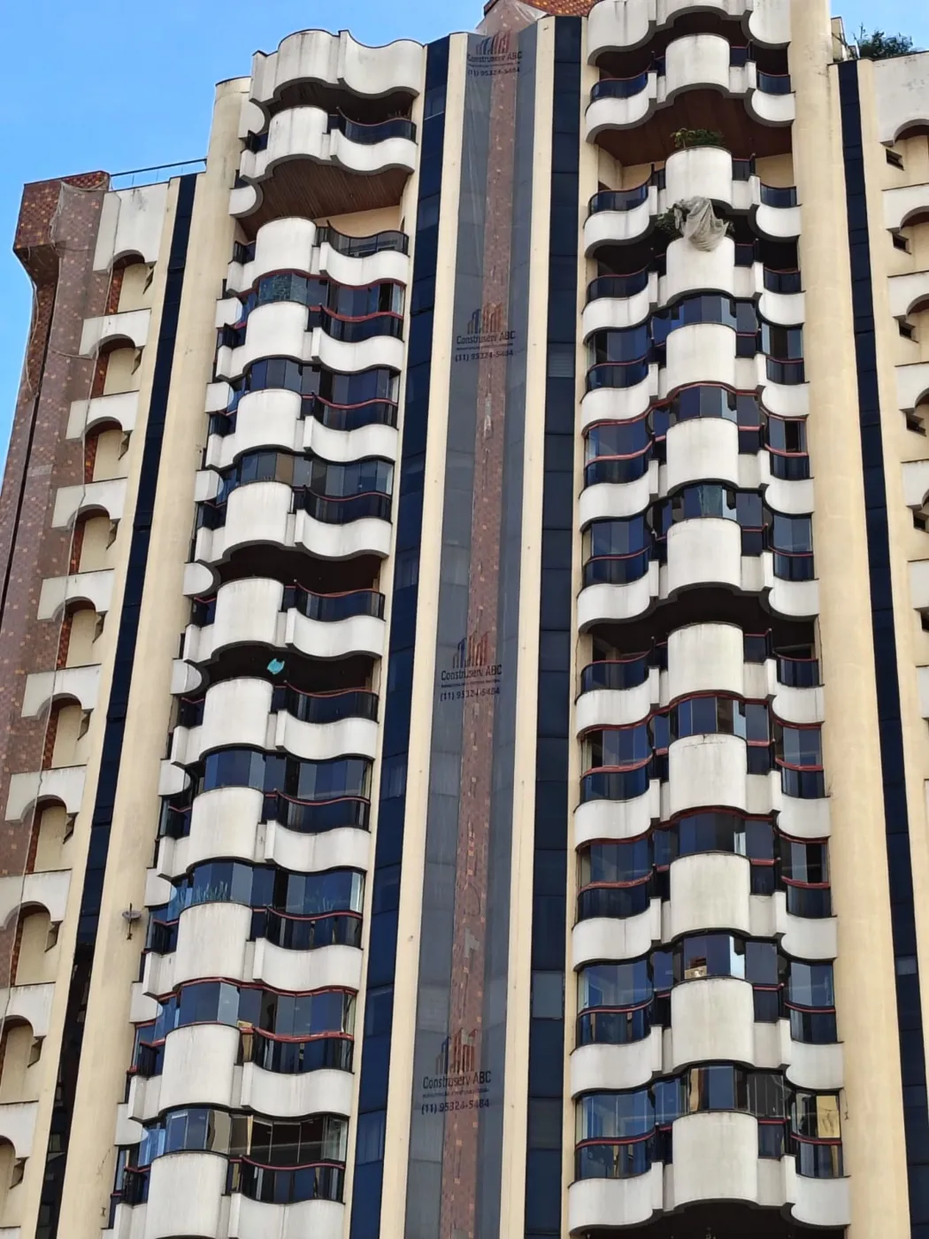 Obra JK — tela de proteção na fachada