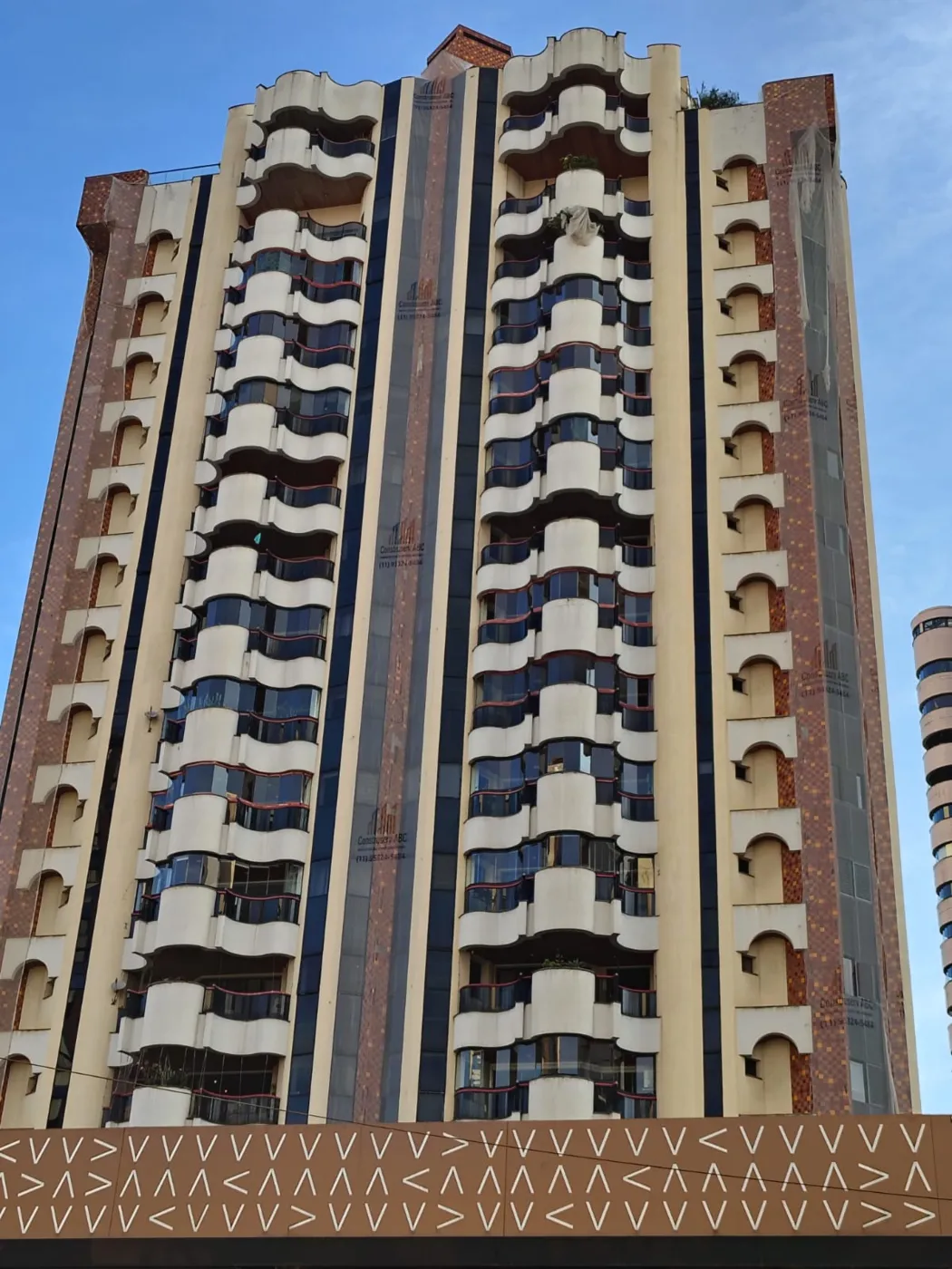 Obra JK — fachada de edifício de múltiplos pavimentos