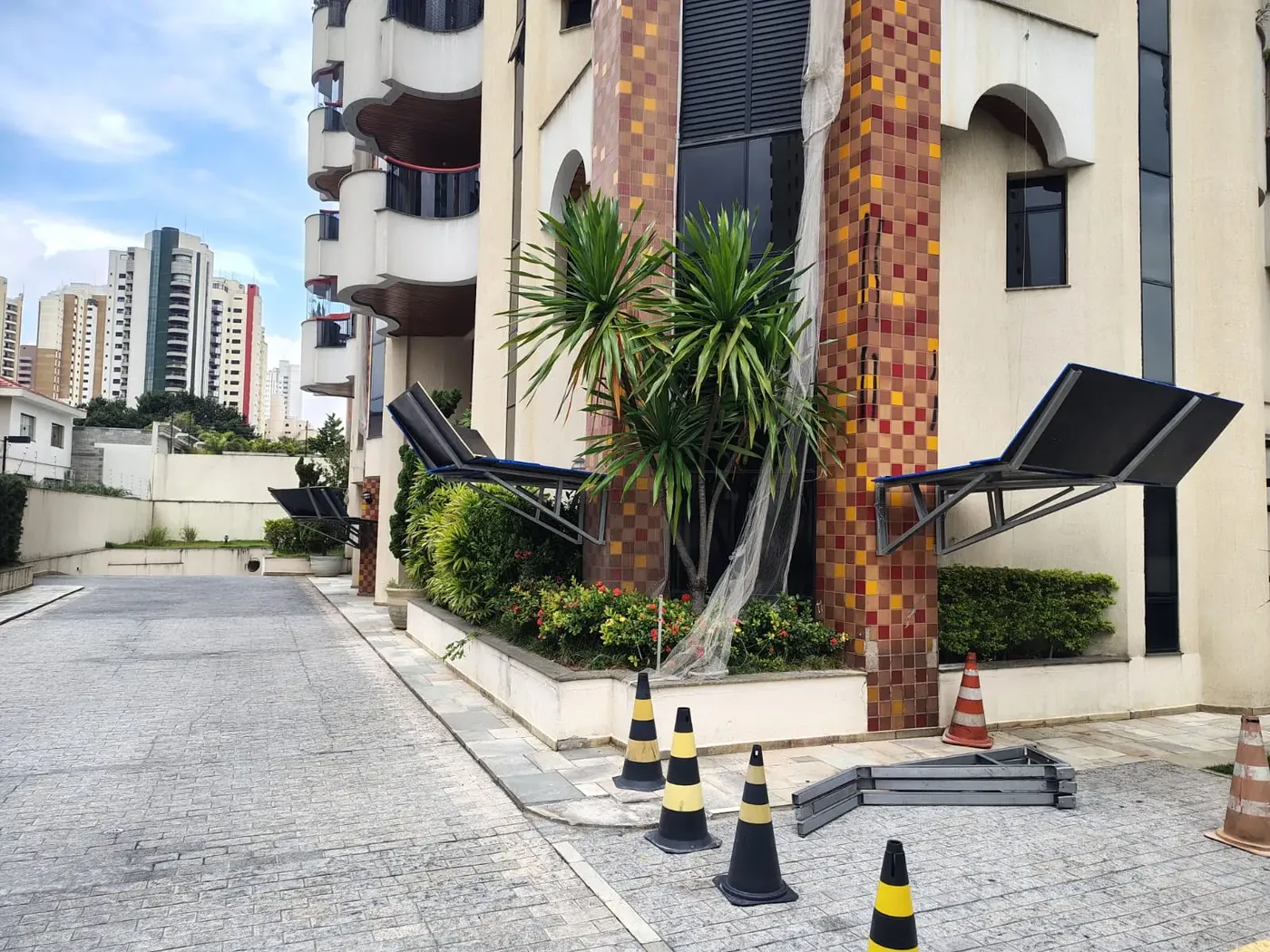 Obra JK — estruturas metálicas instaladas junto à fachada